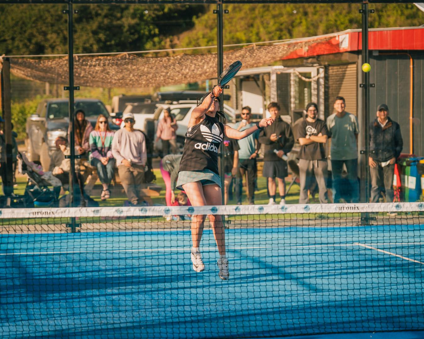 Atardecer sobre las canchas del club