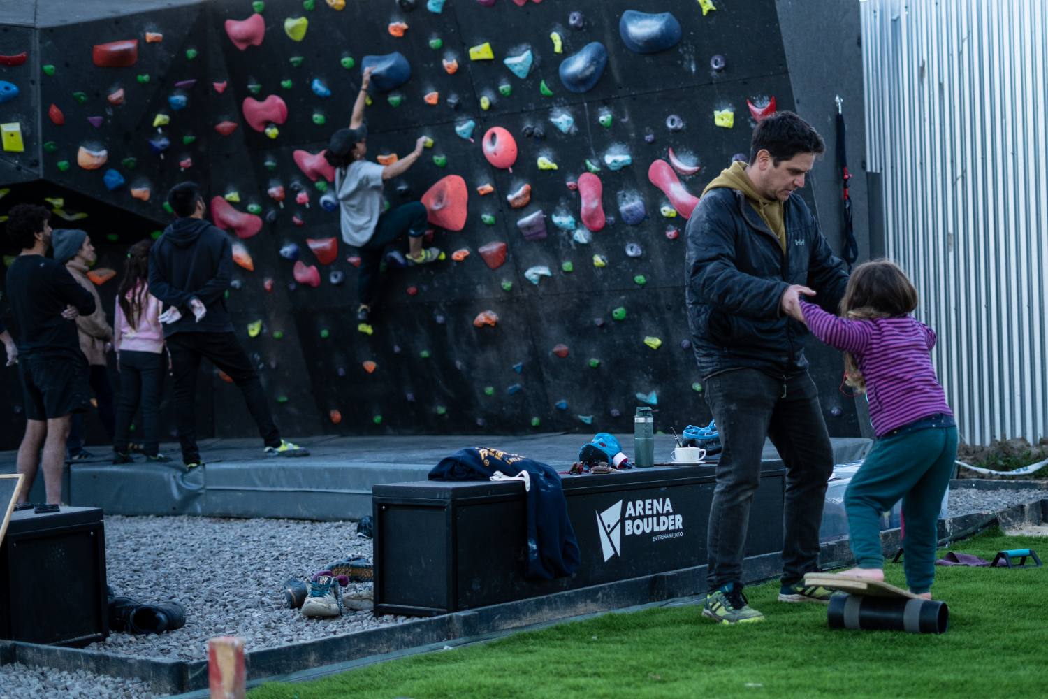 Escalada en el muro de boulder
