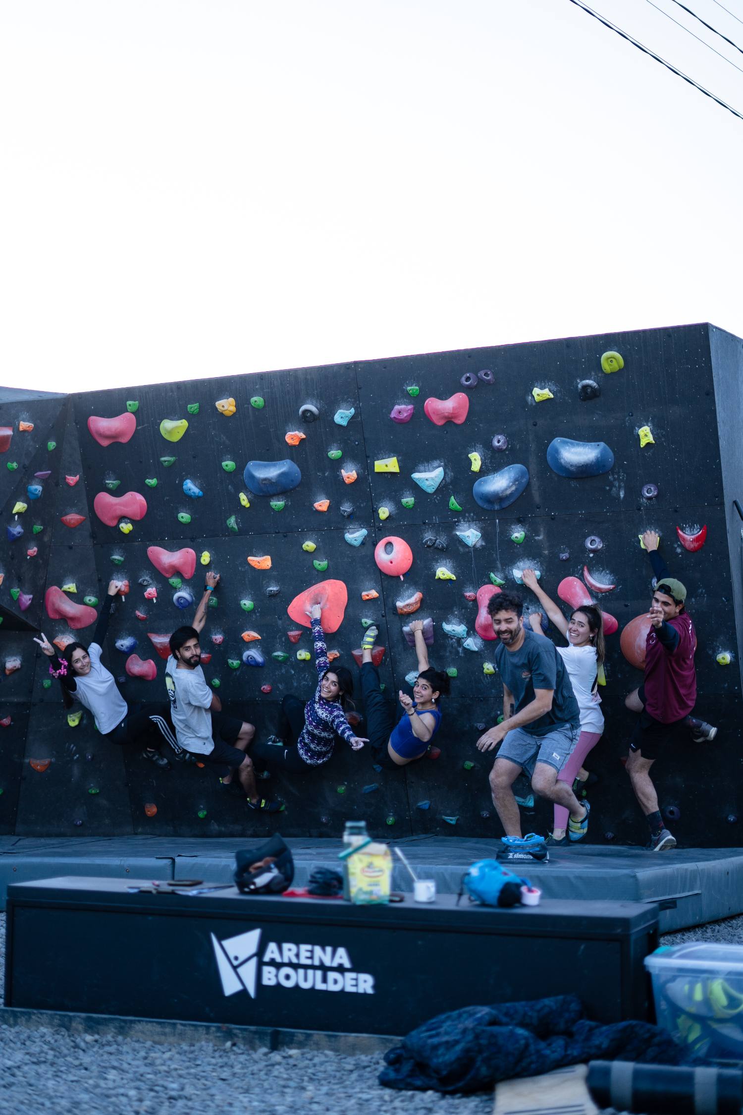 Escaladores en el muro de boulder