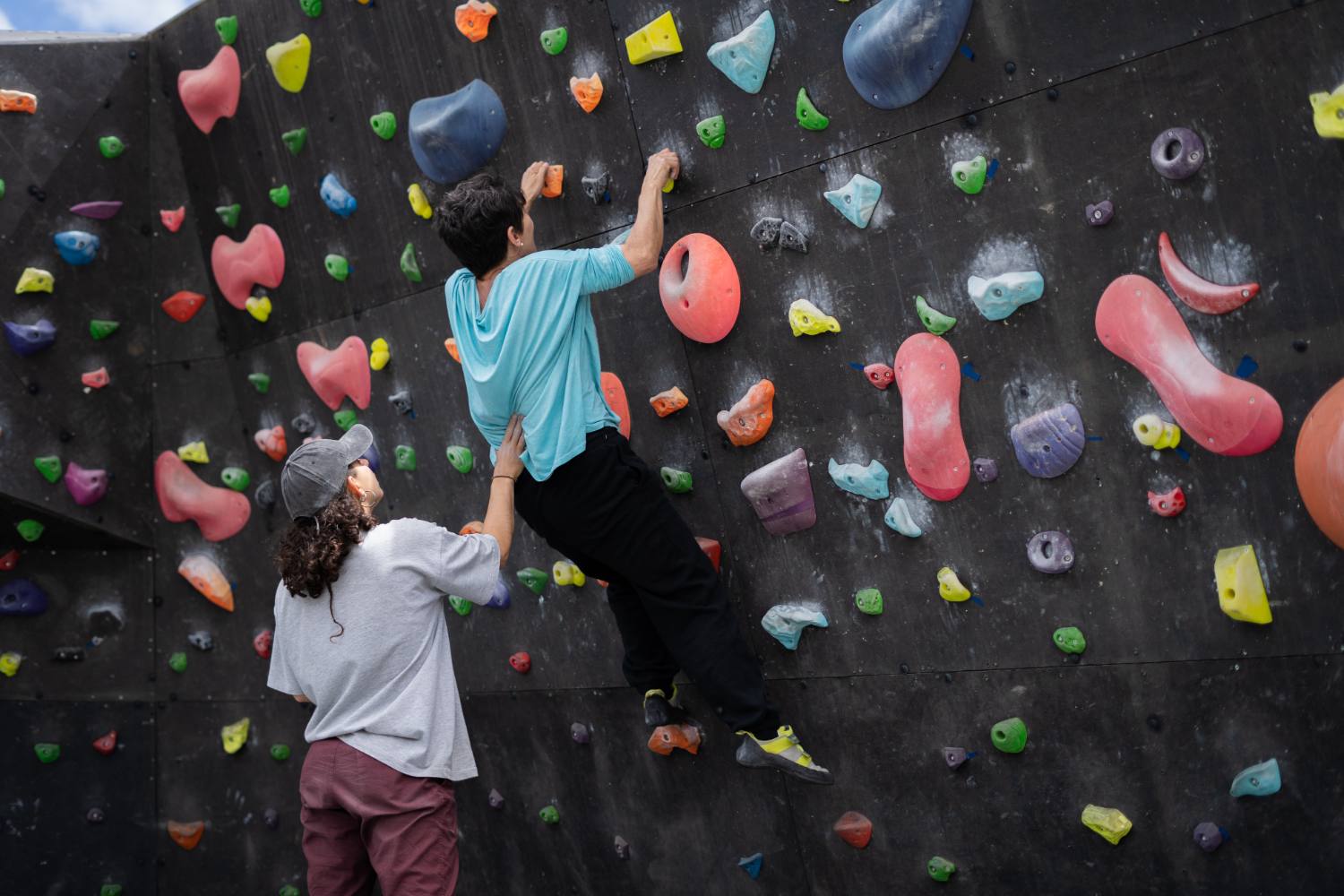 Niñas escalando en el muro