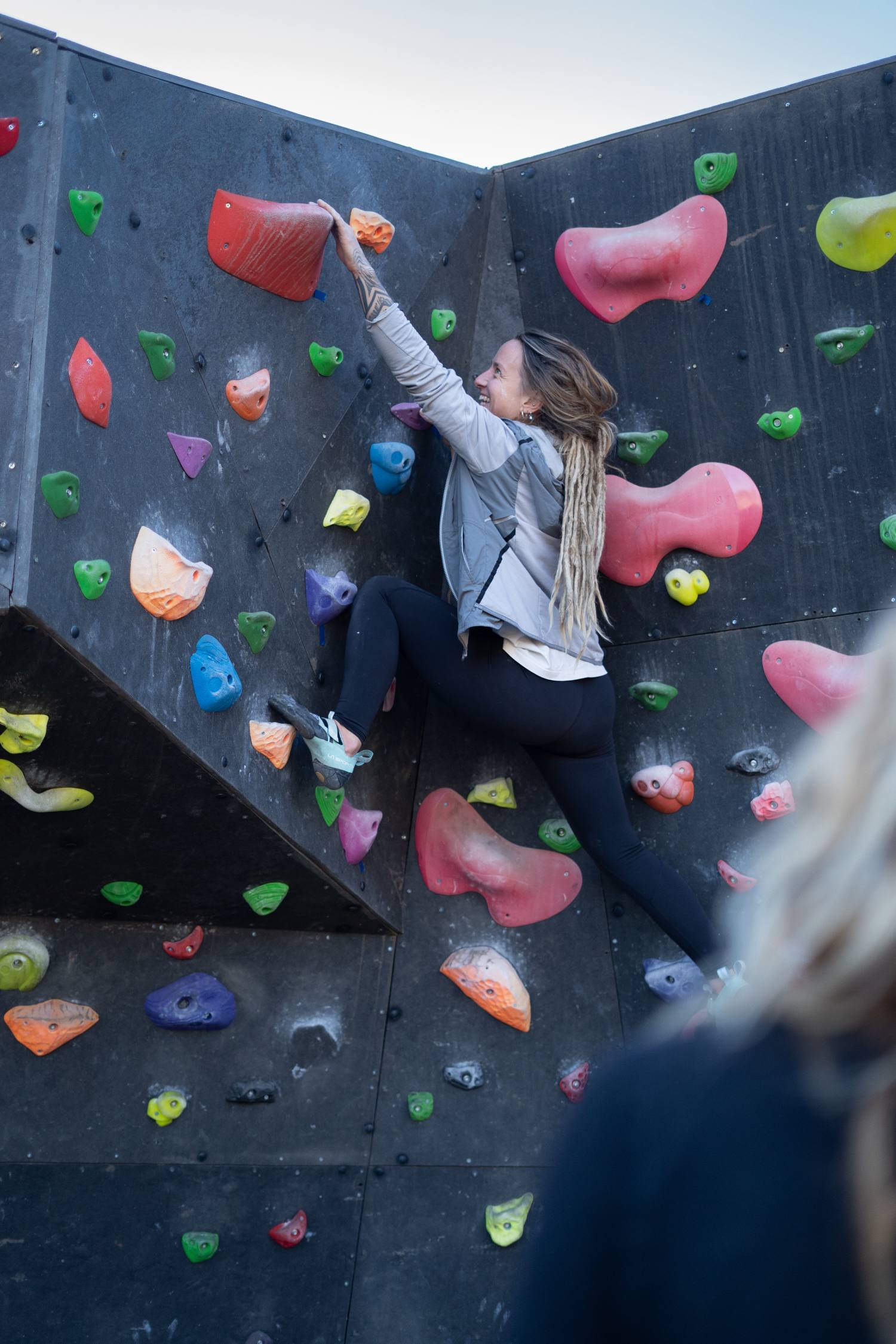 Escaladores en el muro de boulder