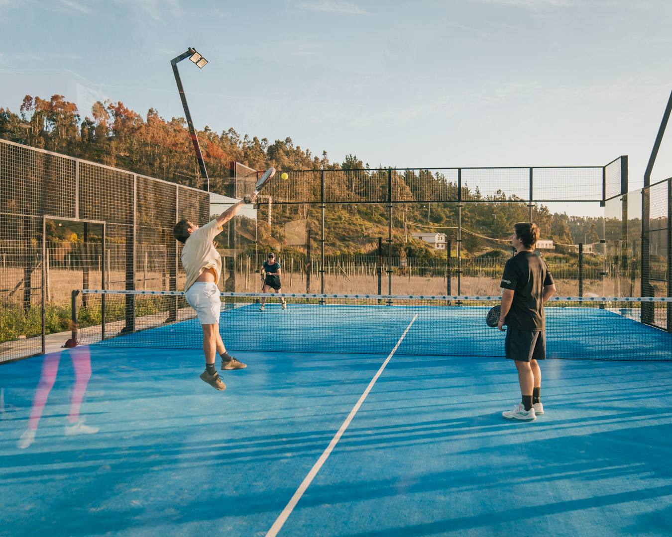 Partido de pádel al atardecer en el club