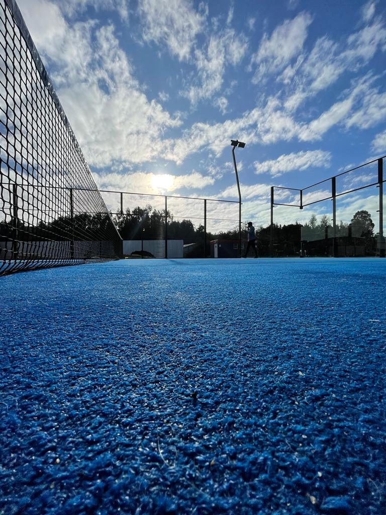 Jugadores en la cancha de pádel