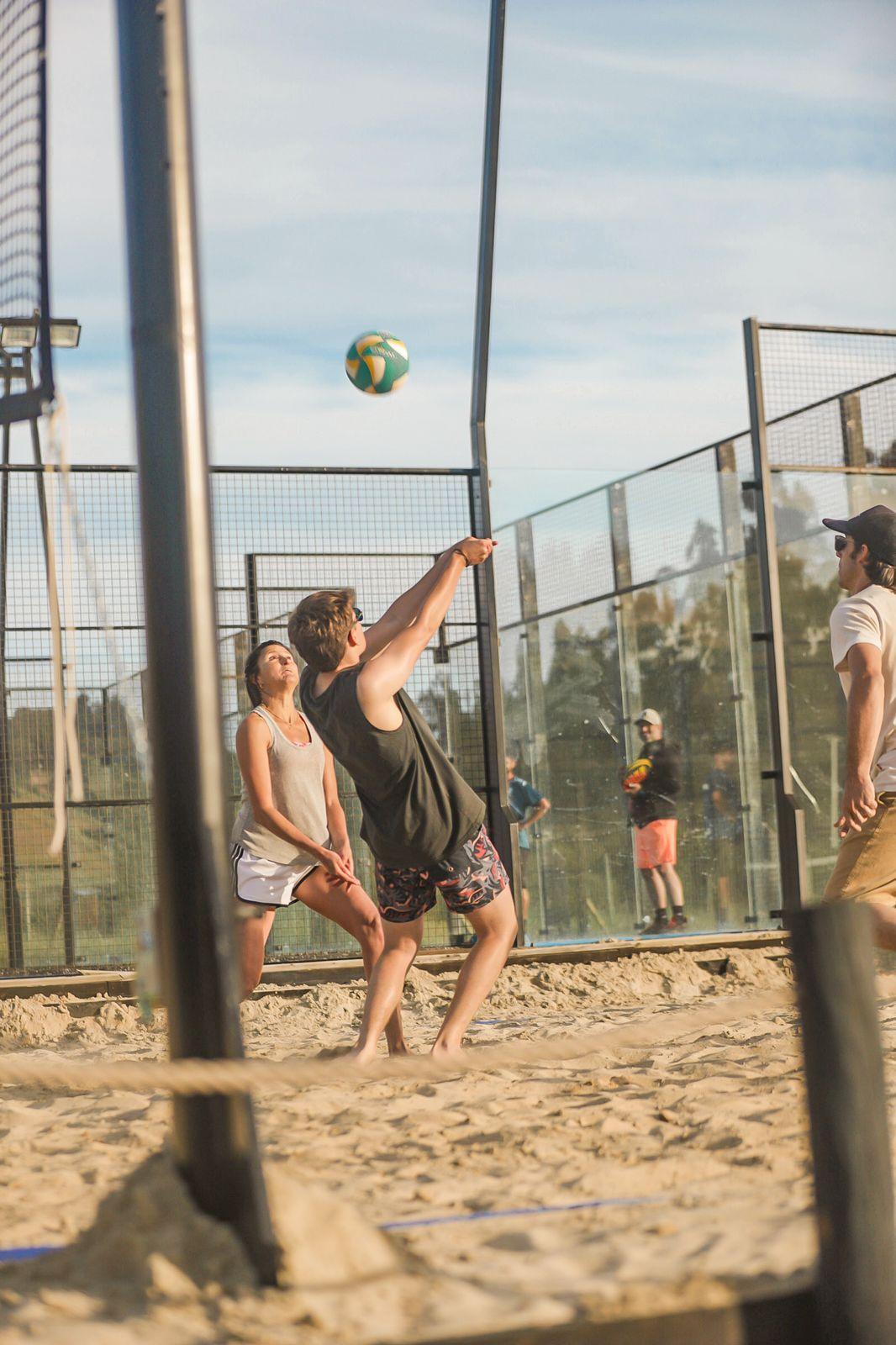 Partido de beach volley en la cancha de arena