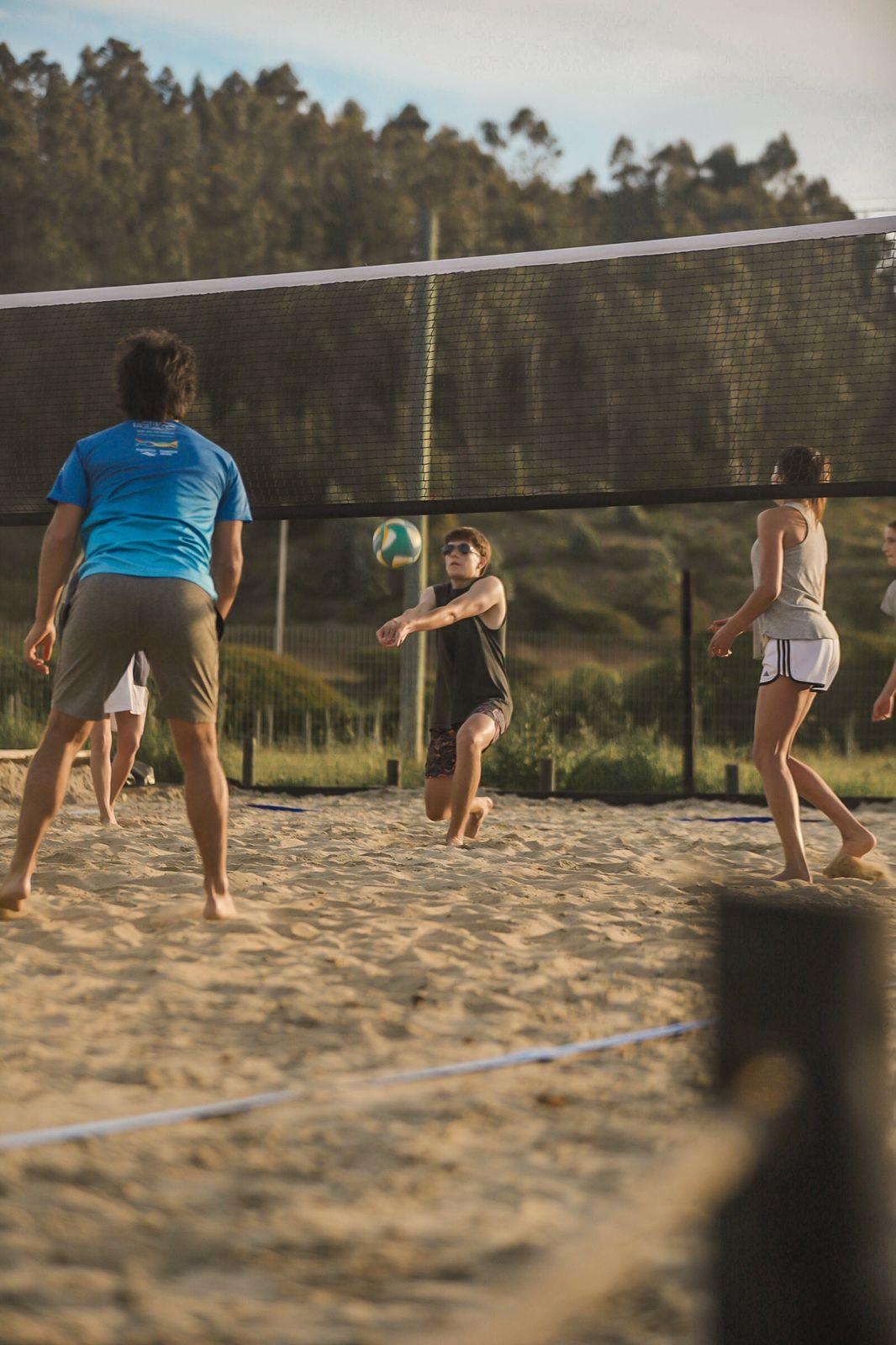 Saque en la cancha de beach volley